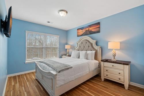 夏洛特Stylish 4B 3B -King Bed- Jacuzzi的一间拥有蓝色墙壁的卧室、一张床和窗户