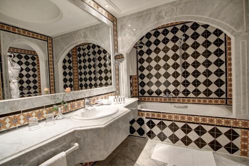 突尼斯拉梅森布兰奇酒店的一间带水槽和浴缸的浴室