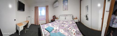 莱克斯恩特伦斯特拉普林斯度假屋的一间卧室设有一张床和一个窗口