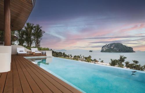 瑶亚岛Anantara Koh Yao Yai Resort & Villas的海景度假酒店的游泳池