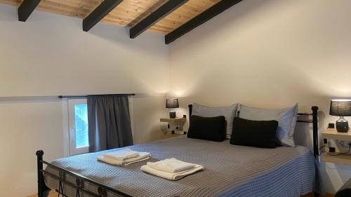 伊拉克里萨olea resort的一间卧室配有带毛巾的床
