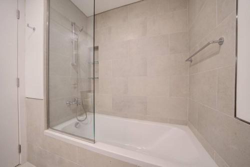 迪拜Fantastic View l 2BR l Fully Equipped的带淋浴的浴室和玻璃门