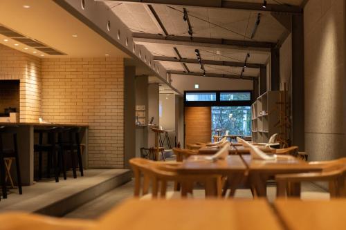 Aritaarita huis的用餐室配有木桌和椅子