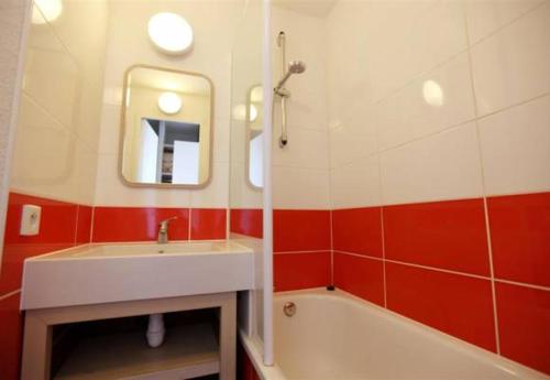 阿沃里亚兹F2 résidence Antarès的一间带水槽、浴缸和镜子的浴室