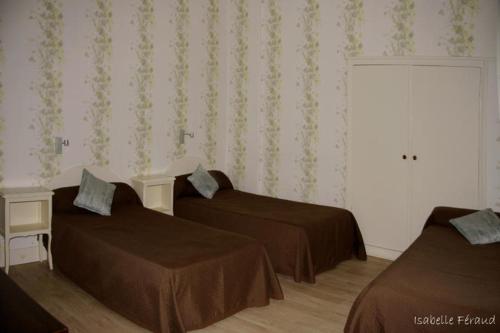 索恩河畔沙隆圣让酒店的酒店客房设有两张床和窗户。