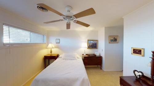 杰基尔岛ALMOST HEAVEN home的一间卧室配有一张床和吊扇