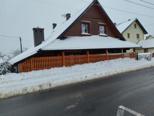 加沃尔金卡ChatkaDuraje的雪覆盖的房屋,有栅栏