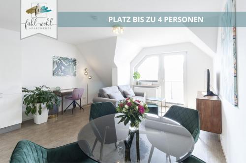 拜罗伊特Semper Suite No2 - Ruhige 2 Zi FeWo 1-4 Pers mit Küche, Duschbad, Balkon und Parkplatz in Hofgartennähe的客厅配有玻璃桌和绿色椅子