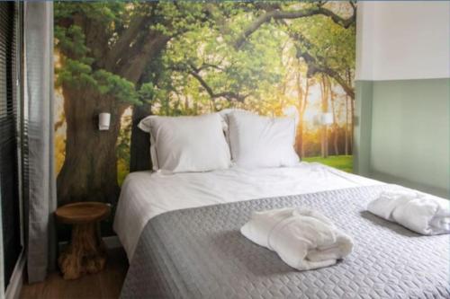 RucphenNatuurhuis Dichtby的一间卧室配有带毛巾的床