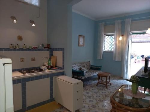 加埃塔Dimora di Enea - Gaeta Medievale的客厅设有带炉灶烤箱的厨房