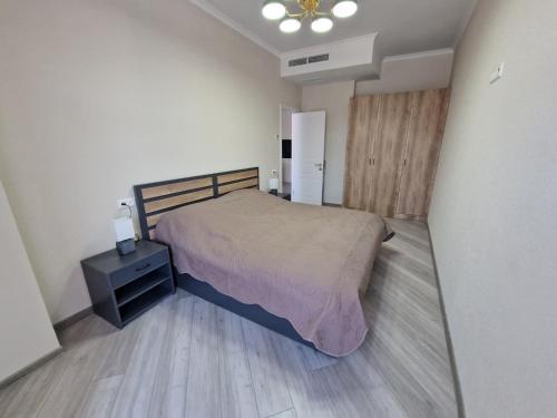 萨克德佐尔镇Alvina apartment Tsaghkadzor的一间卧室配有一张床、梳妆台和冰箱