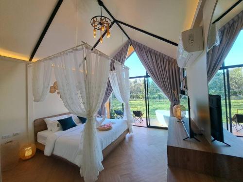 坤西育府Baan Nai Baan Nok Resort的一间卧室配有一张床和一个吊灯