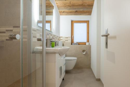 萨斯阿尔马格尔Apartments Alpenrose的一间带水槽和卫生间的浴室