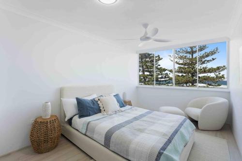 黄金海岸Beachfront Luna Apartment的白色的卧室设有床和窗户