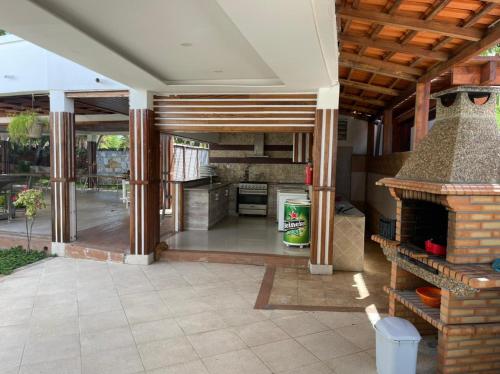 BelasCasa Luxuosa na Ilha do Mussulo的带壁炉的厨房和庭院。
