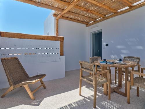 纳乌萨Siora of Paros - Ammiralis & Castelis的庭院配有桌椅和桌椅