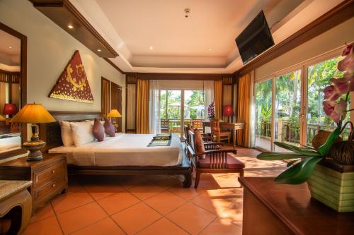 南芭堤雅阿瓦隆海滩度假酒店的一间卧室设有一张床和一间客厅。