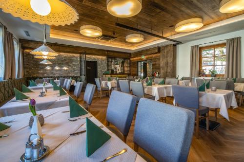 哈莱恩Brückenwirt的大型用餐室配有桌椅