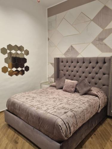 萨莱诺PETRAMARE Charming House的一间卧室配有一张大床和大床头板