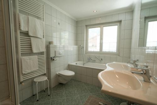 湖城Ferienhaus & Apart Post的一间带水槽、浴缸和卫生间的浴室