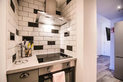 约克York Crescent Apartments的厨房配有水槽和台面