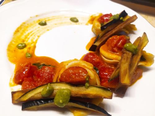塔兰托伊索拉蓝光住宿加早餐旅馆的白盘食物,包括面食和蔬菜