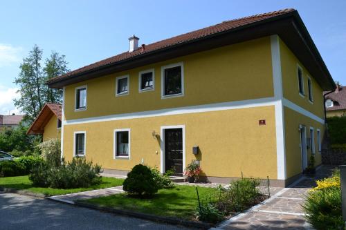 Ried im TraunkreisGästehaus Reingruber的黄色和白色的房子