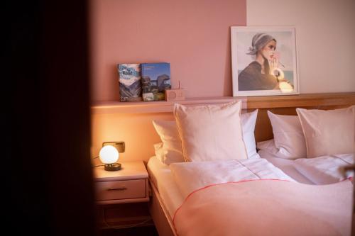 霍恩贝格DAS SCHÖNE LEBEN Pop-Up Hotel的一间卧室设有两张床和一张桌子上的台灯。