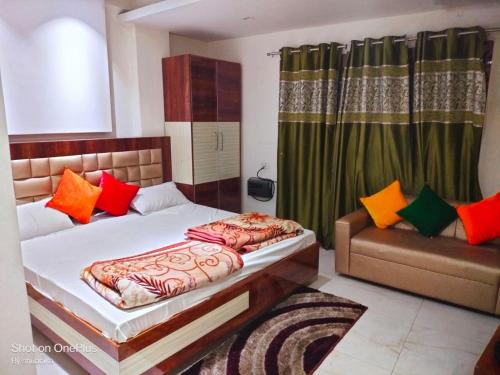 坎普尔Kartar Yatri Niwas的一间卧室配有一张床和一张沙发