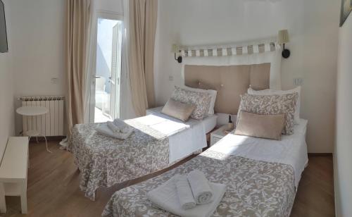 圣费利切-奇尔切奥Il fiore di loto的一间小卧室,配有两张床和窗户