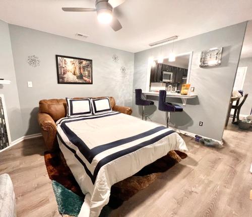 杰克逊维尔Luxury Townhome Jacksonville, NC的卧室配有一张床和一张桌子及椅子