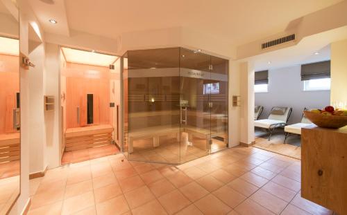 莱赫阿尔贝格Hotel Bianca的一间位于客房内的玻璃淋浴间的浴室