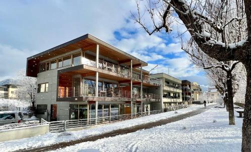 布鲁尼科Kronplatz L O F T Bruneck的雪 ⁇ 街道上的一座建筑物