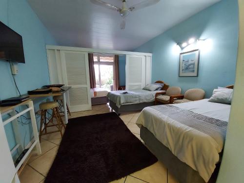 Warner BeachOcean Breeze的带两张床的房间、厨房和客厅