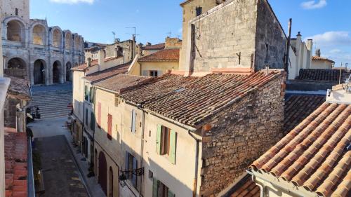 阿尔勒Arles Holiday - Le Refuge的享有老城区的空中景致,设有建筑