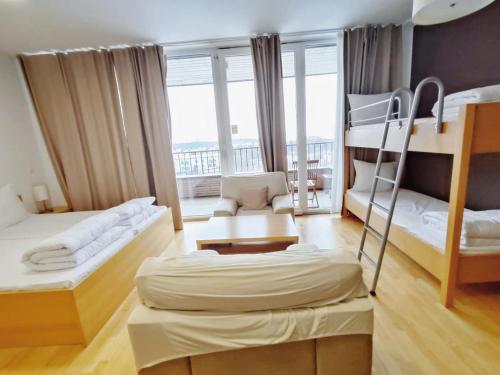 马里博尔Villa Mari I的一间带两张双层床的卧室和一个阳台