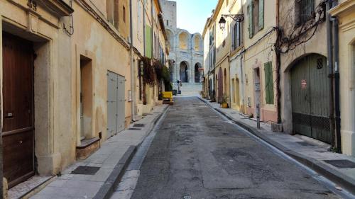 阿尔勒Arles Holiday - Le Refuge的建筑物之间的小巷里一条空的街道