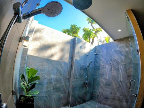 乌隆他尼Isan Golf & Adventure Hotel的浴室里设有玻璃门淋浴
