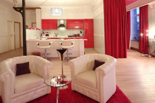 Ensival乐贝塞迪安杰利一室公寓的一间带两把椅子的客厅和一间厨房