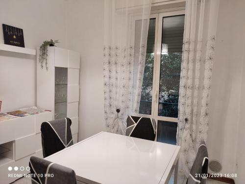 博洛尼亚Casailaekobe的窗户客房内的白色桌椅