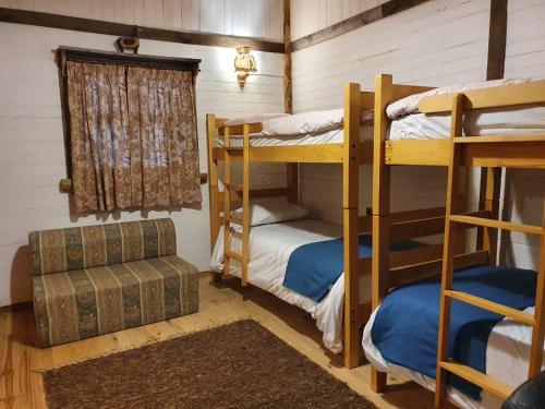 比亚里卡Huincaterra的客房设有两张双层床和一张沙发。