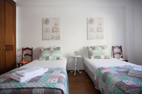 法鲁Apartamento Maresia的一间卧室配有两张床和一张桌子