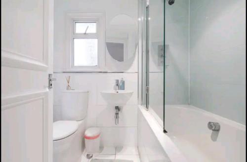伦敦Stylish room with private bath and terrace in centrally located Clapham的白色的浴室设有卫生间和水槽。