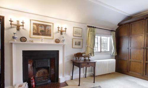 HarlingtonB&B Harlington Manor的客厅设有壁炉和窗户。