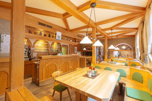 圣卡瑟林阿哈Gasthof zur Post的一个带木桌和椅子的大厨房