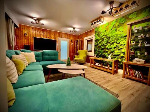 Pusté Polechata REINA的客厅配有绿色沙发和桌子