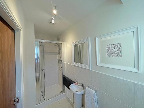 拉夫堡Cosy & Chic in great location near Loughborough Uni & East Midlands Airport的浴室配有卫生间、盥洗盆和淋浴。