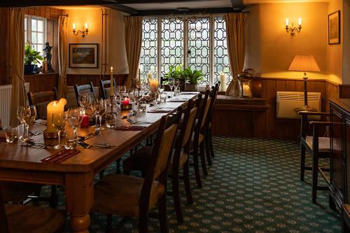 WinsfordThe Royal Oak Exmoor的一间带长桌和椅子的用餐室