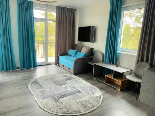 亚布卢尼齐亚Отель MONBLAN的客厅配有蓝色的沙发和电视