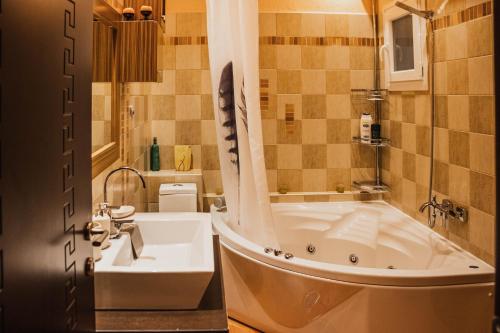 拉里萨Bojana' s luxury house的带浴缸和盥洗盆的浴室